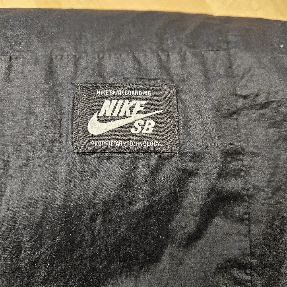 Nike SB Jacket Mens M Black Hooded Lightweight Windbreaker Packable Coat EUC